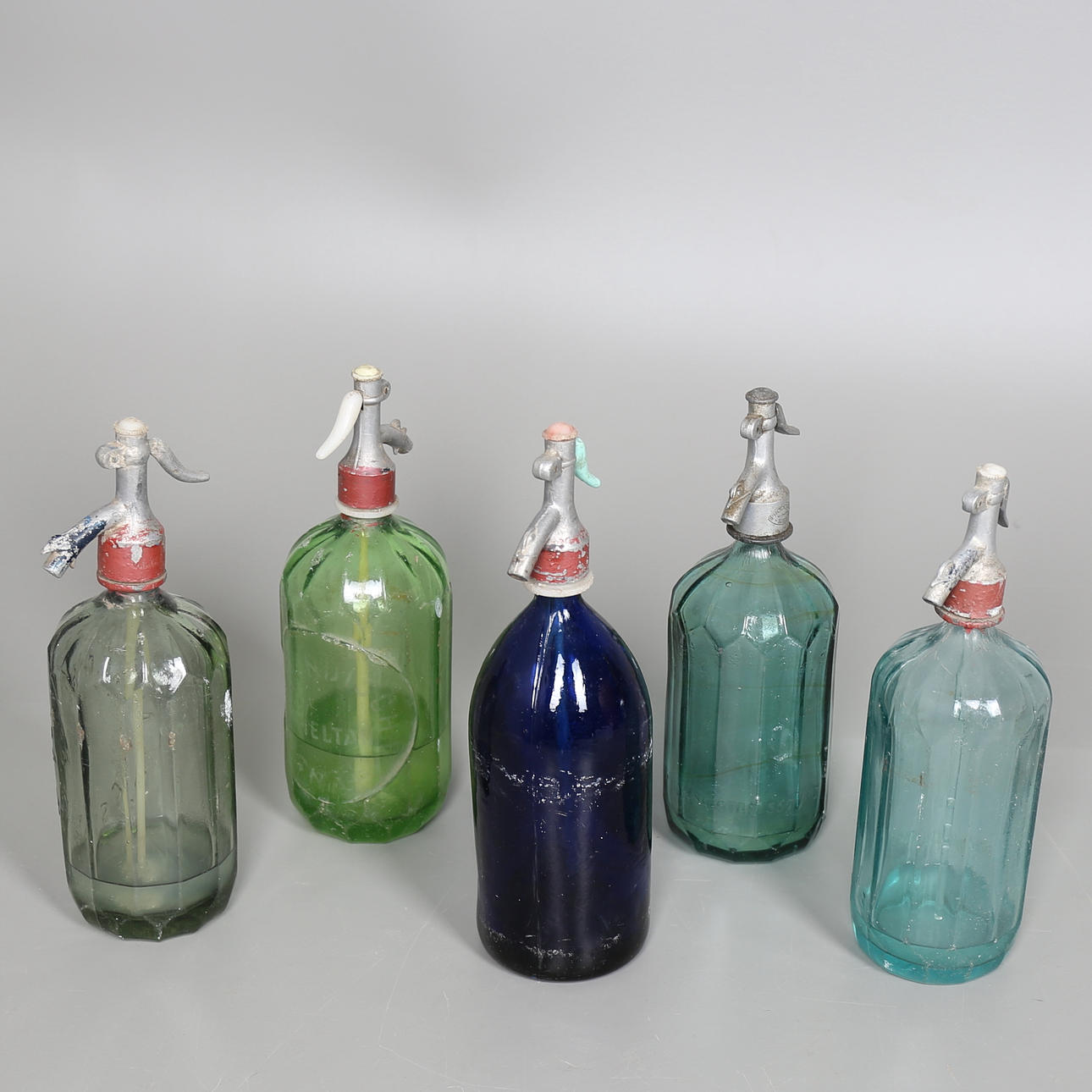 SIFONER i glas och aluminium. 5 st, tidigt 1900-tal.
