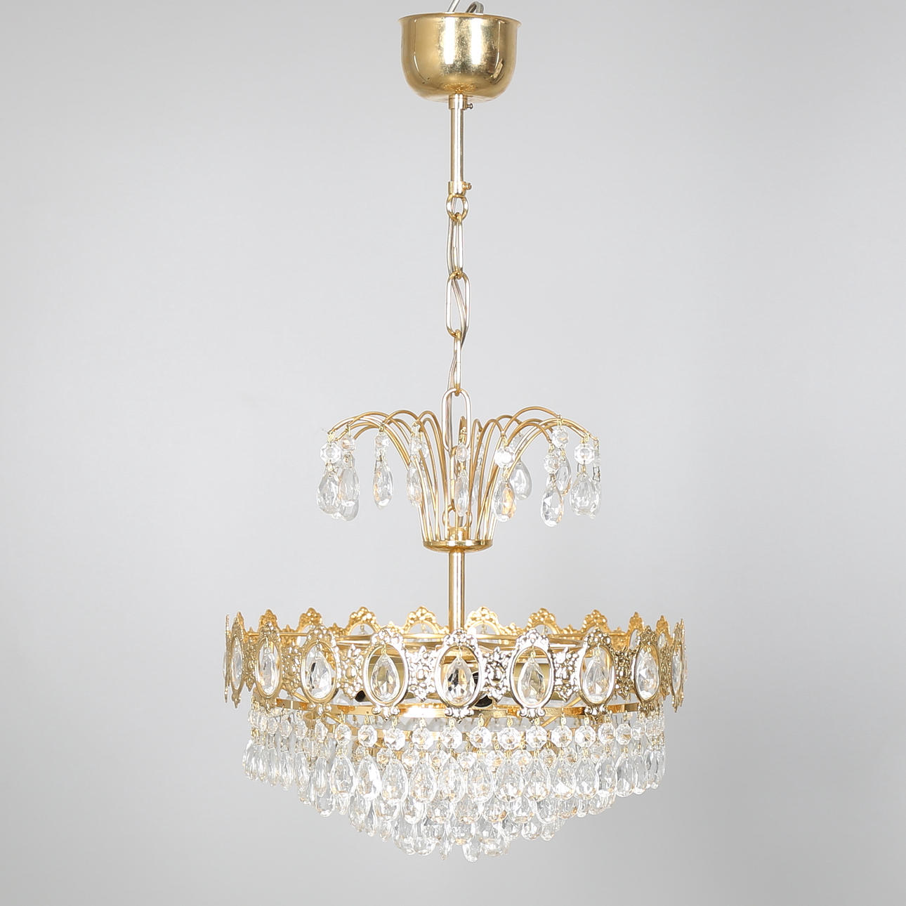 KRISTALLKRONA i mässing/glas, 1900-talets andra hälft.