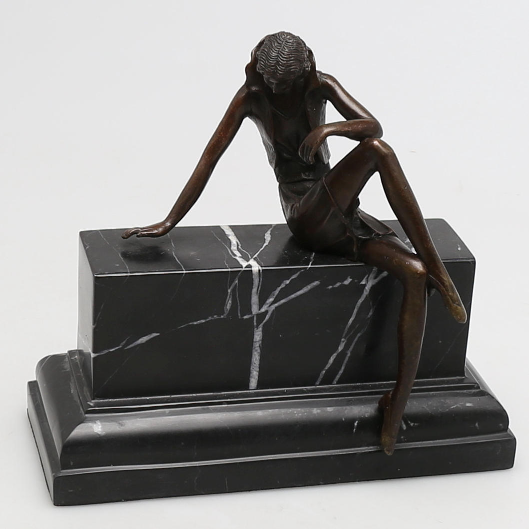 OKÄND KONSTNÄR. Kvinna sittande på sockel i brons, osignerad.