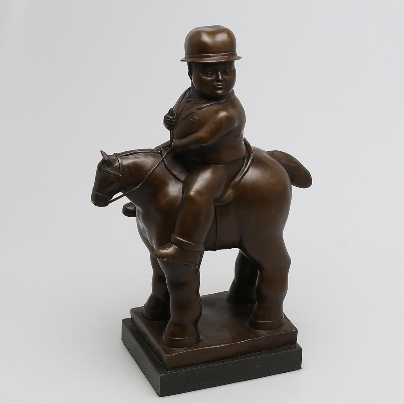 OKÄND KONSTNÄR. Man på häst i brons, osignerad.