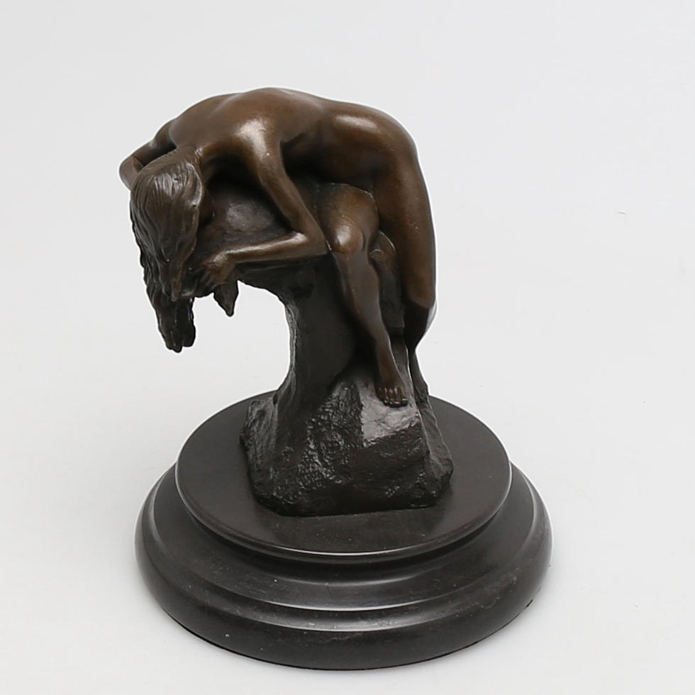 OKÄND KONSTNÄR. Sörjande kvinna i brons, osignerad.