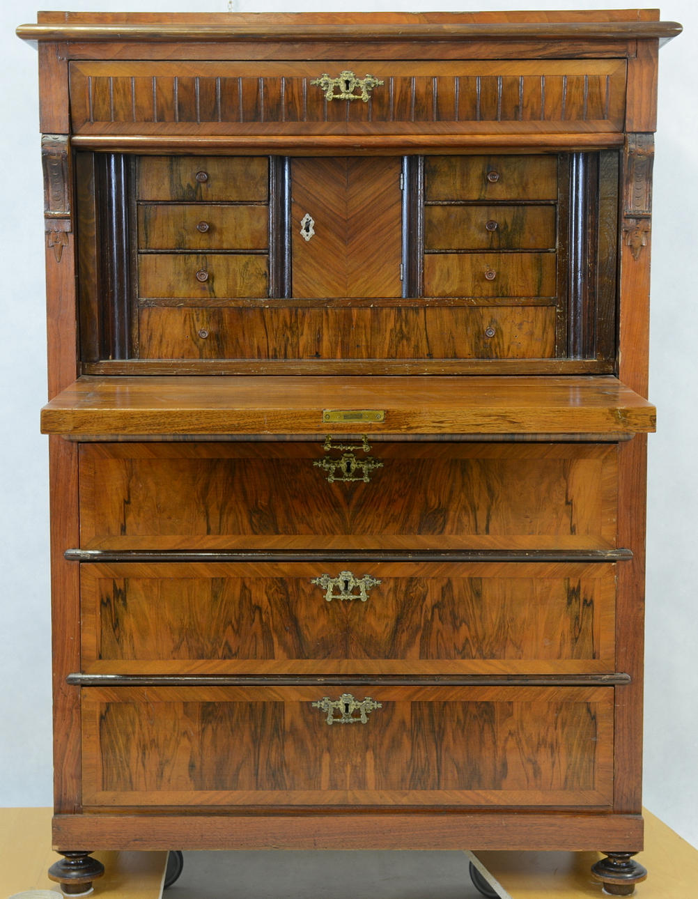 CHIFFONJE, 1800-talets andra hälft.