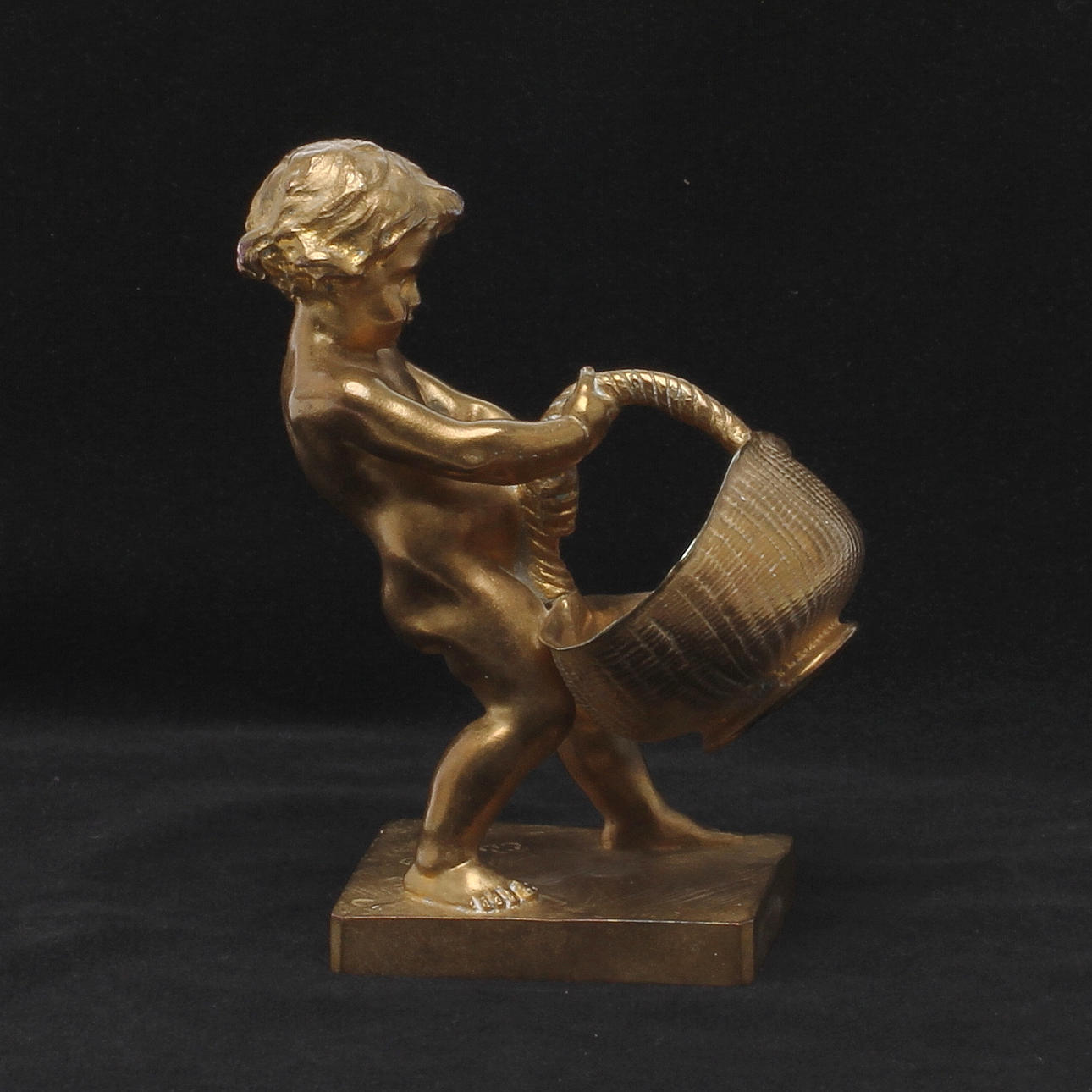 LOUIS-ERNEST BARRIAS. Pojke med korg, skulptur i förgylld brons, signerad, gjutarmärkt F Barbedienne.