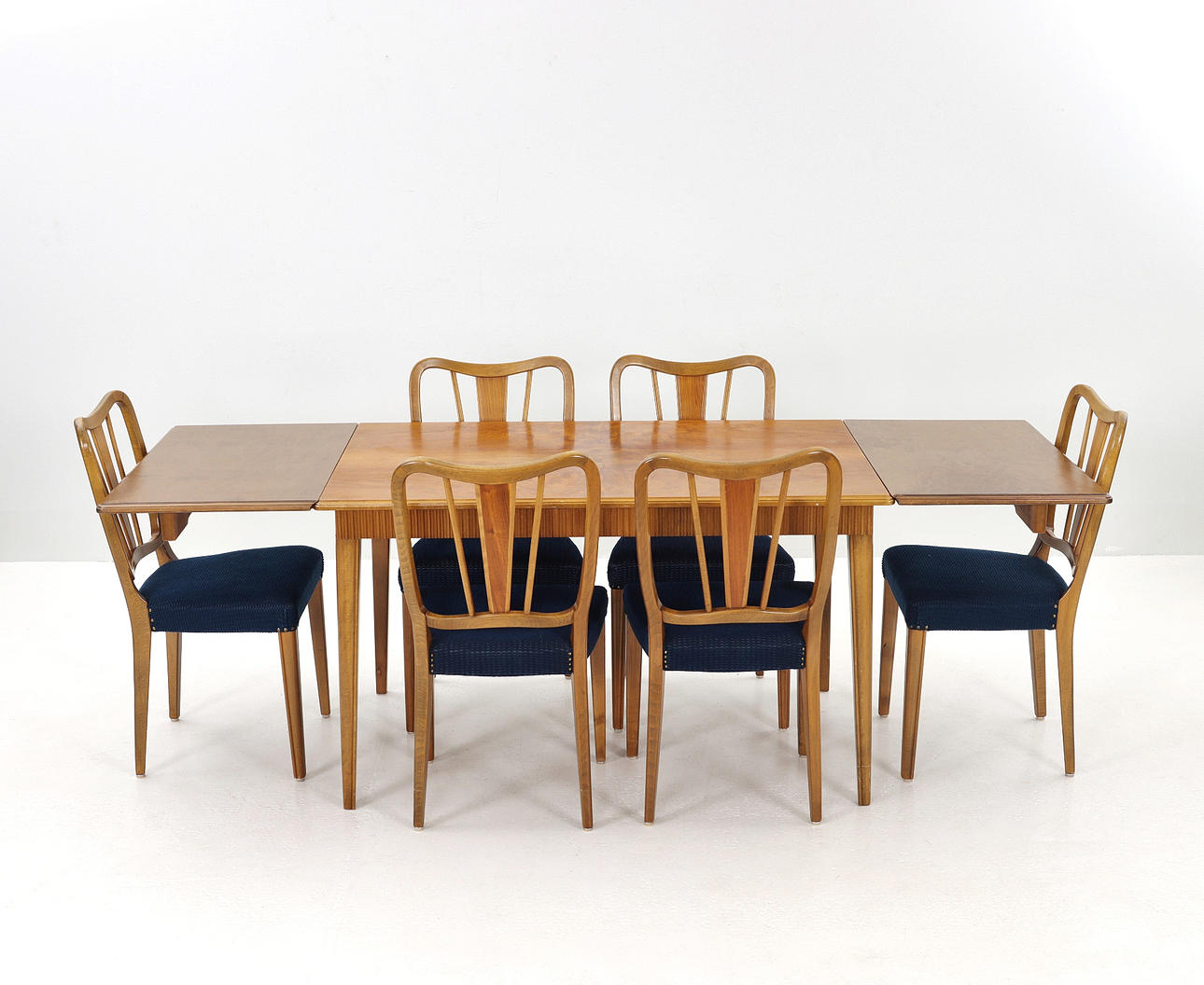 RUOKAPÖYTÄ 2 PÄÄLLÄ JA 6 TUOLIA, pähkinä ja pyökki, 1950-luku.