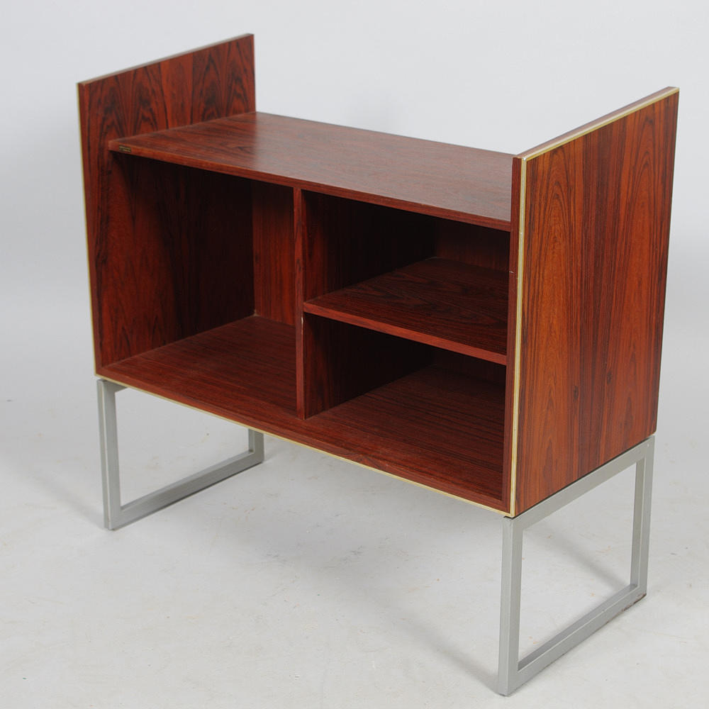 MUSIKMÖBEL, med metallunderrede, Bang & Olufsen.