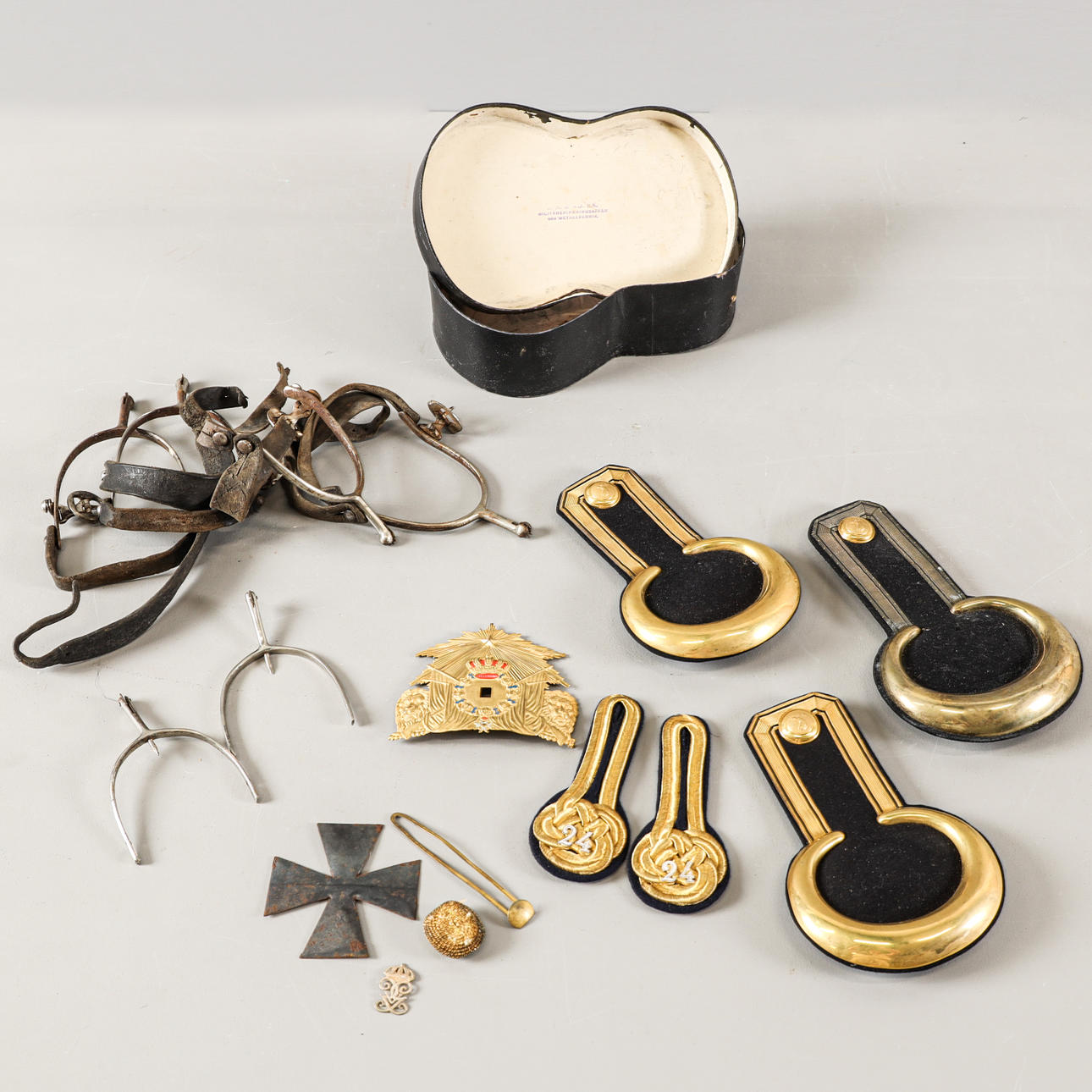 Epaulettes, stirrups, etc., 18/1900s.