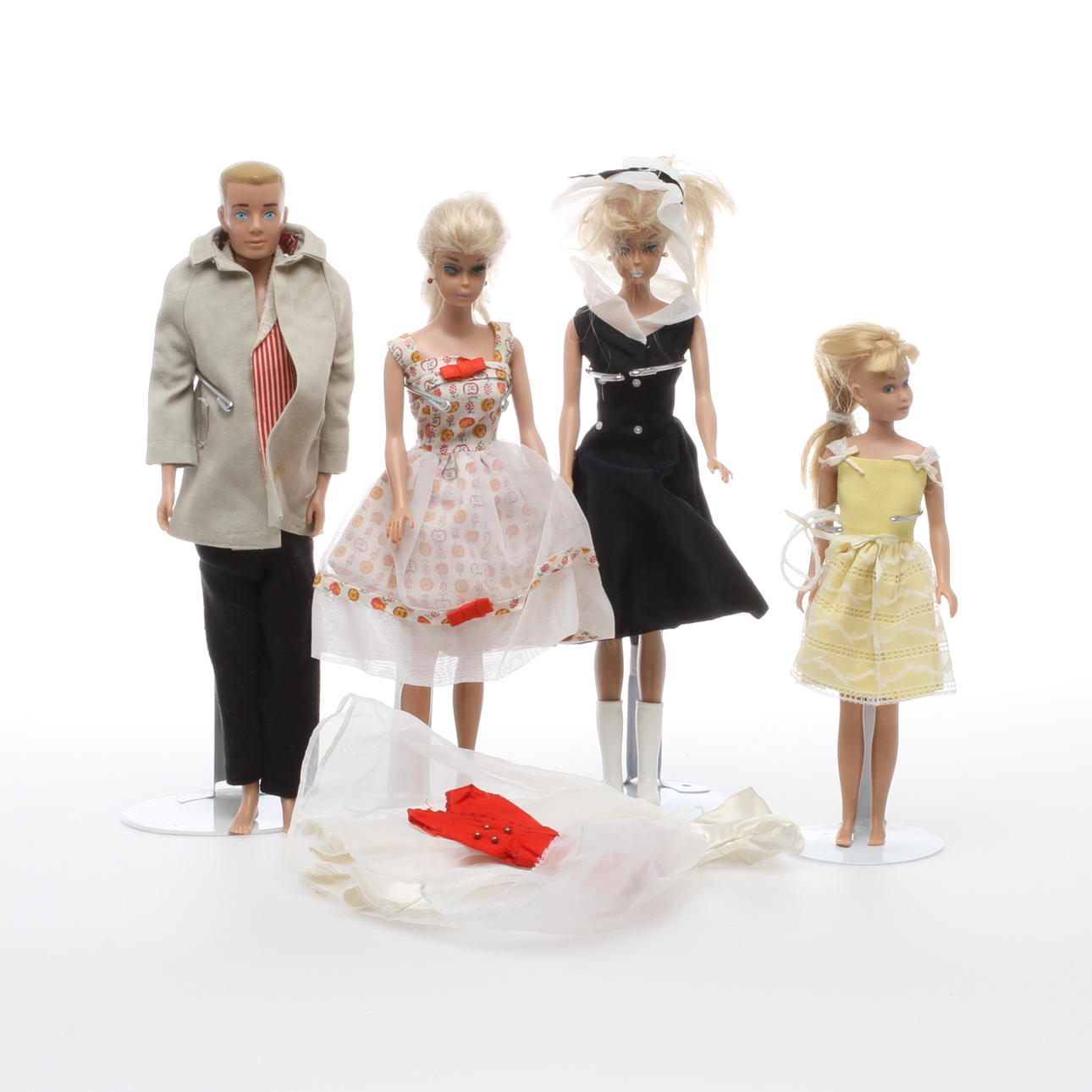 BARBIE och hennes vänner, 4 dockor , originalkläder.