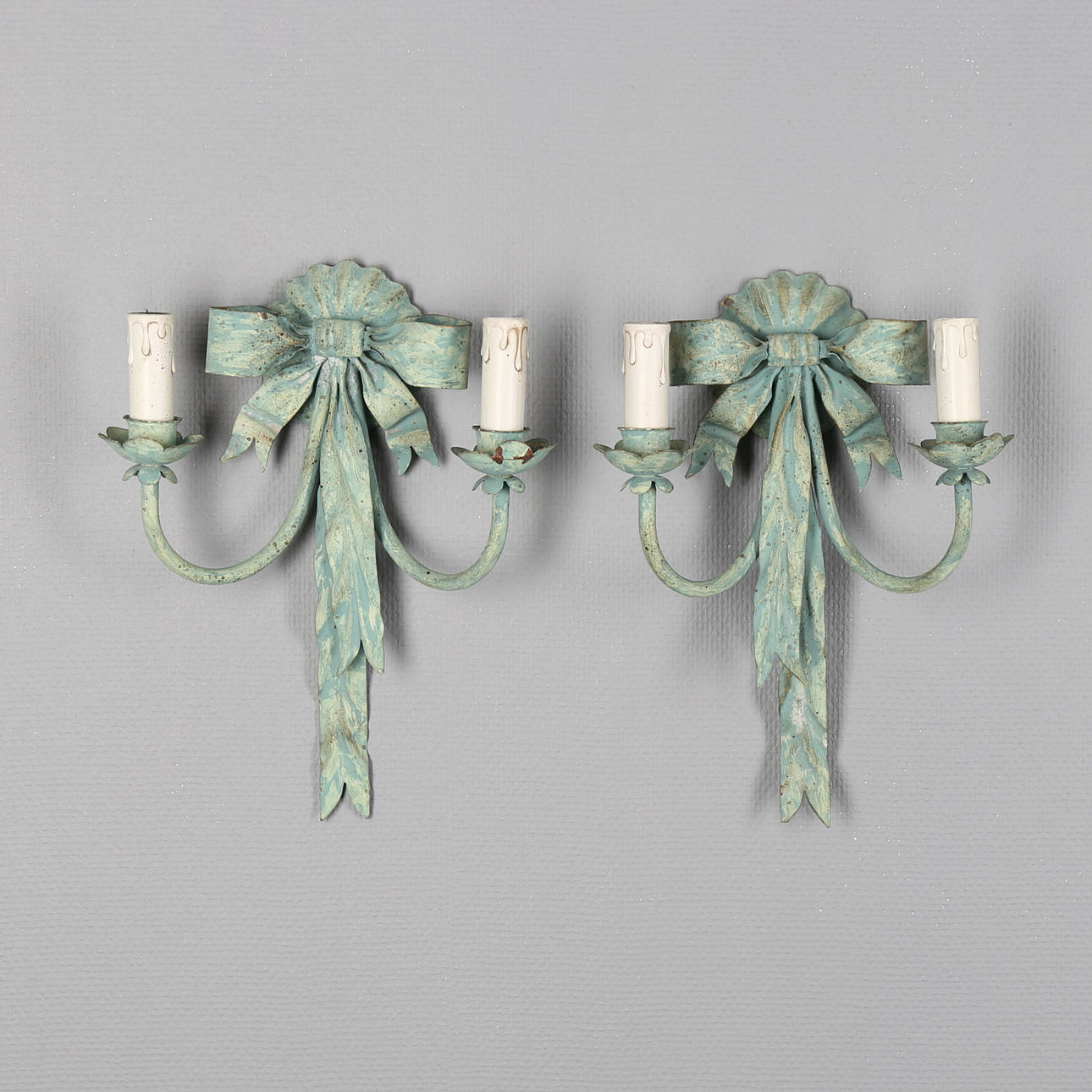 LAMPETTER, ett par, patinerad metall, Italien, 1900-talets andra hälft.