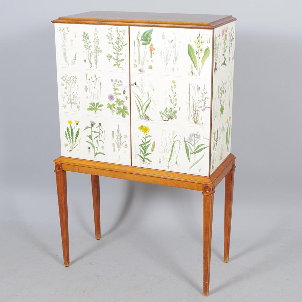 SKÅP, mahogny klätt med "Nordens Flora" C. A. M. Lidman.