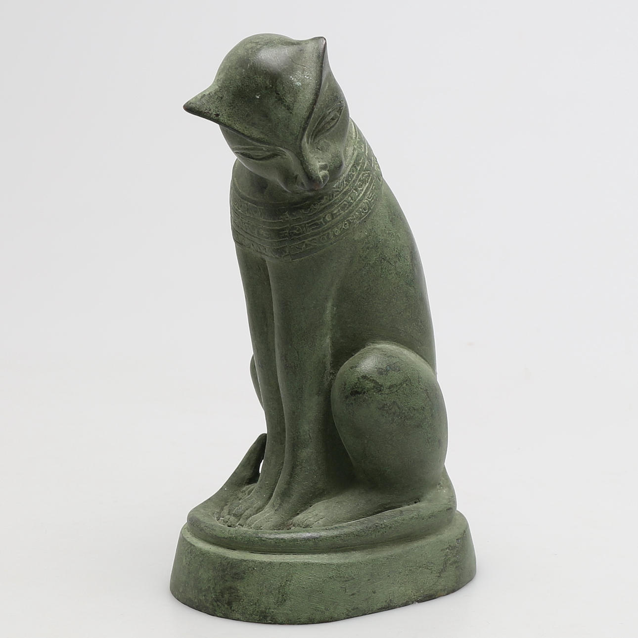 OKÄND KONSTNÄR. Egyptisk katt i grönpatinerad brons, osignerad.