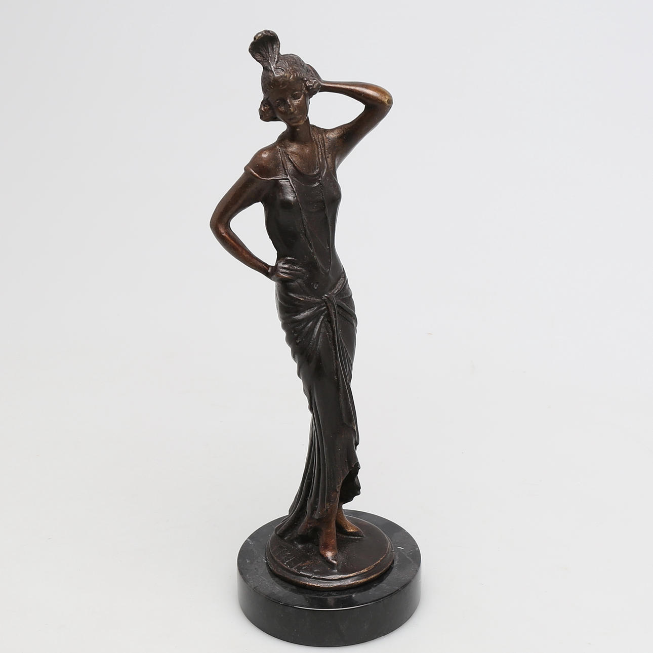 OIDENTIFIERAD KONSTNÄR. Kvinna med aftonklänning i brons, signerad Fpreiss.