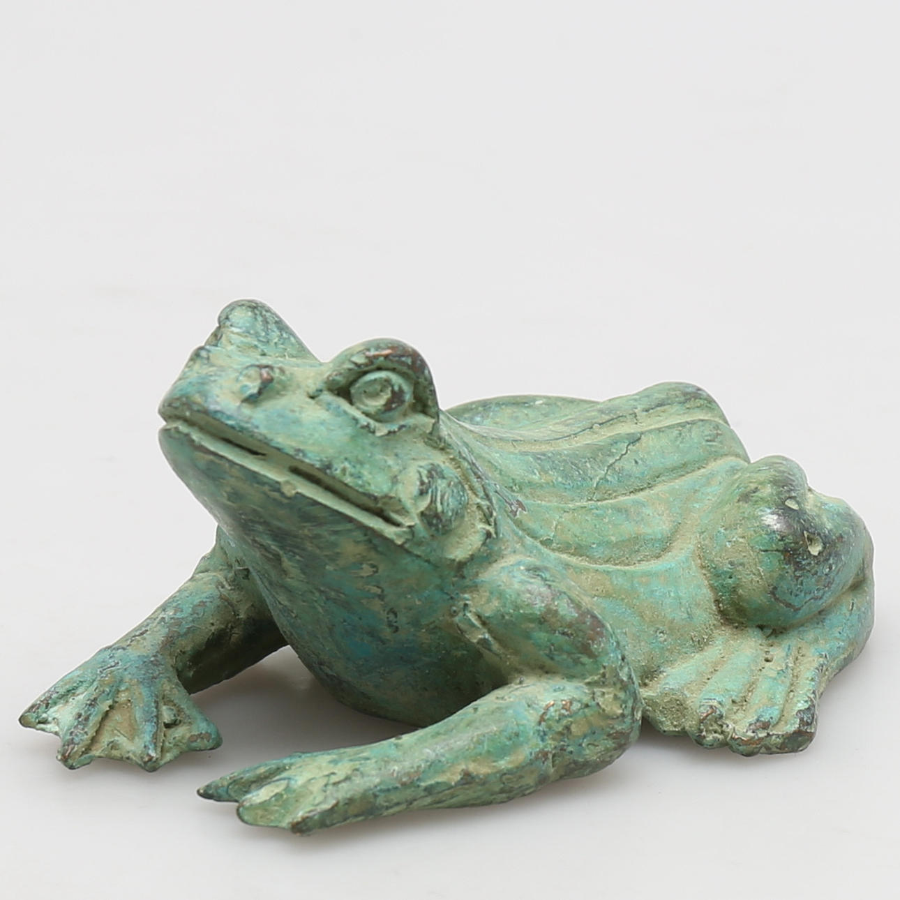 OKÄND KONSTNÄR. Groda i grönpatinerad brons, osignerad.