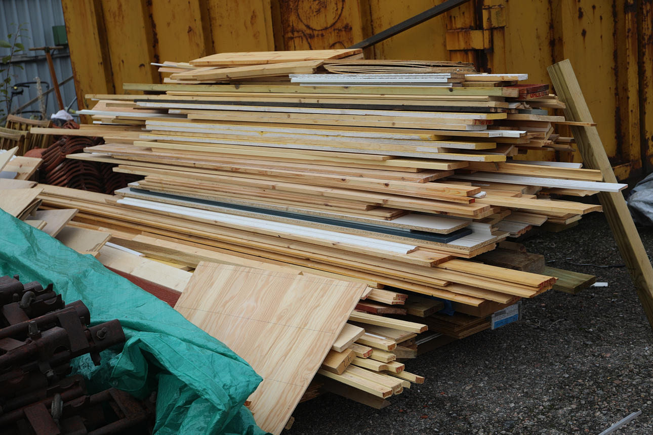 TRÆ / TRÆSTYKKER, 2 partier træ. Blandet usorteret træ.