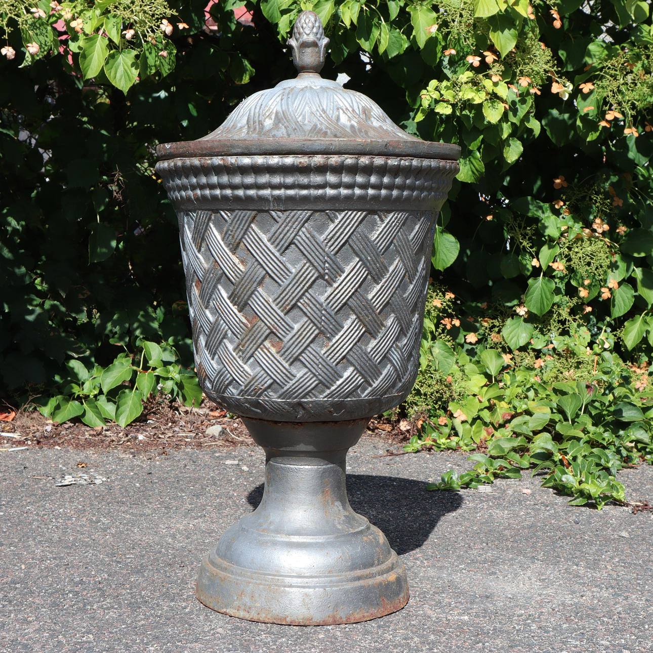 URNA "flätad" med lock, gjutjärn.