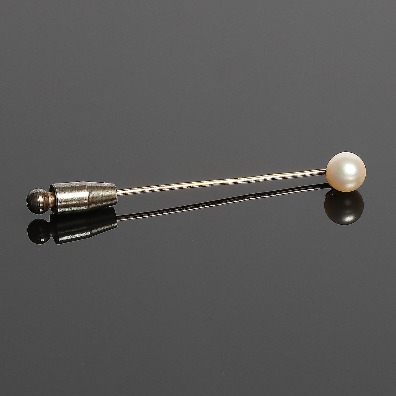 NÅL, 18k guld samt orientalisk pärla. Totalvikt 3 gram.
