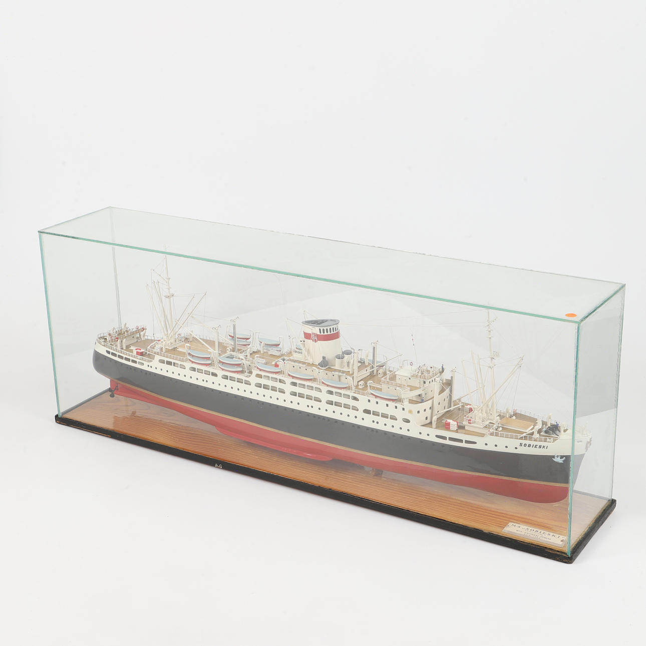 SCHIFFSMODELL auf Ständer, MS Sobieski, 1968.