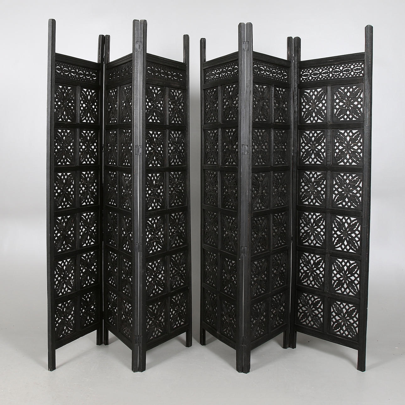 VIKSKÄRMAR, 2 st, svärtat trä, Indien, 1900/2000-tal.