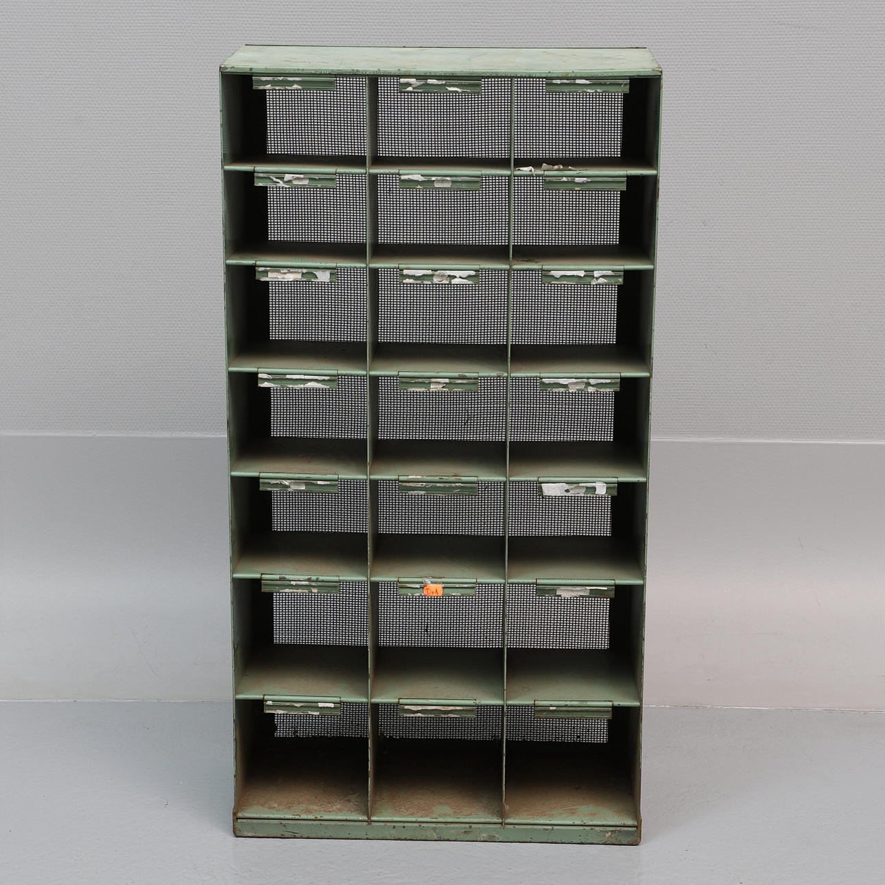 SORTIMENTHYLLA, lackerad plåt.