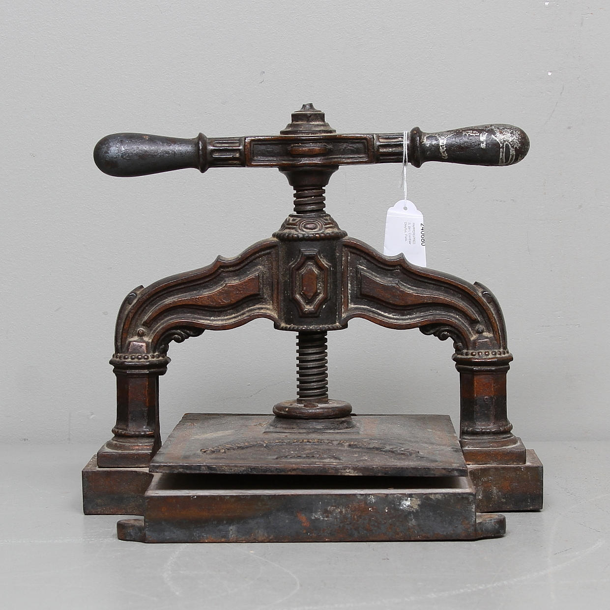 BOKPRESS, järn, Conthier Dreyfus, Paris.