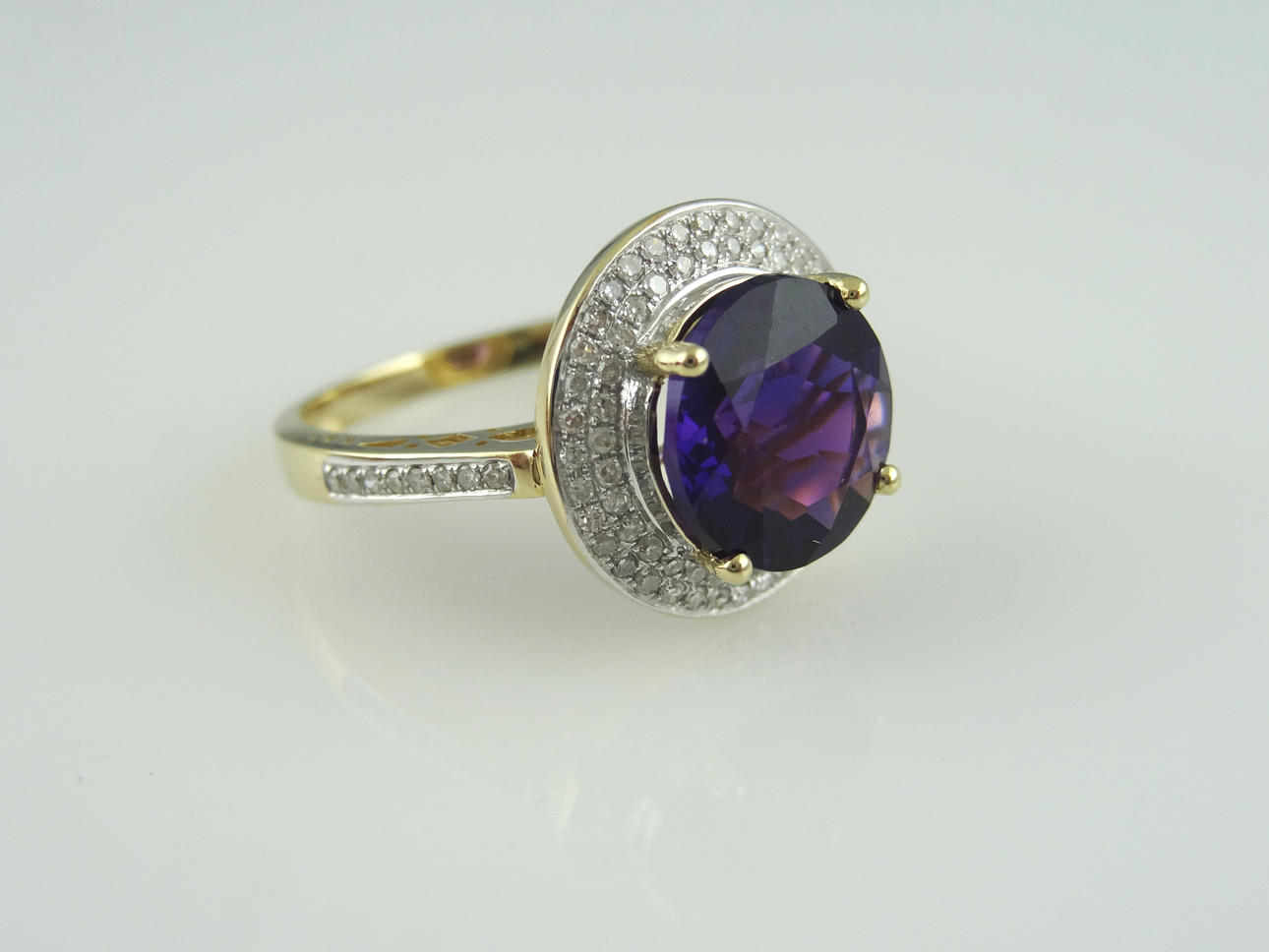 HALO DESIGN Ametist diamantring 3,20cts.