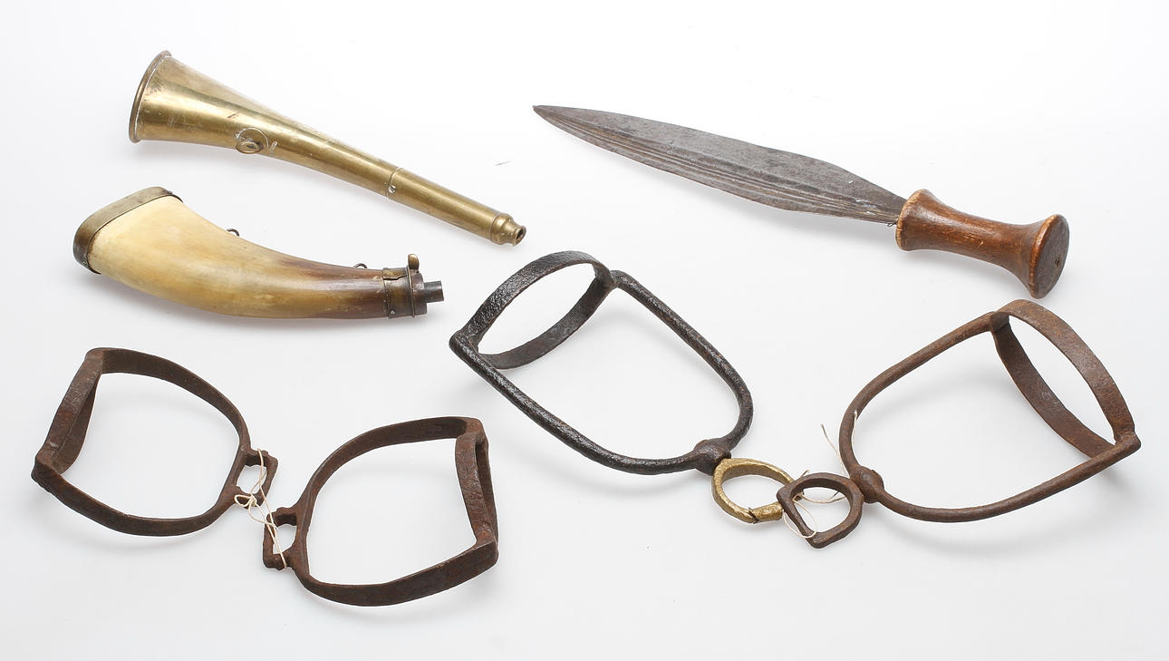 KRUTHORN, 2 st och STIGBYGLAR, två par samt DOLK, Afrika, 1800-1900-tal.