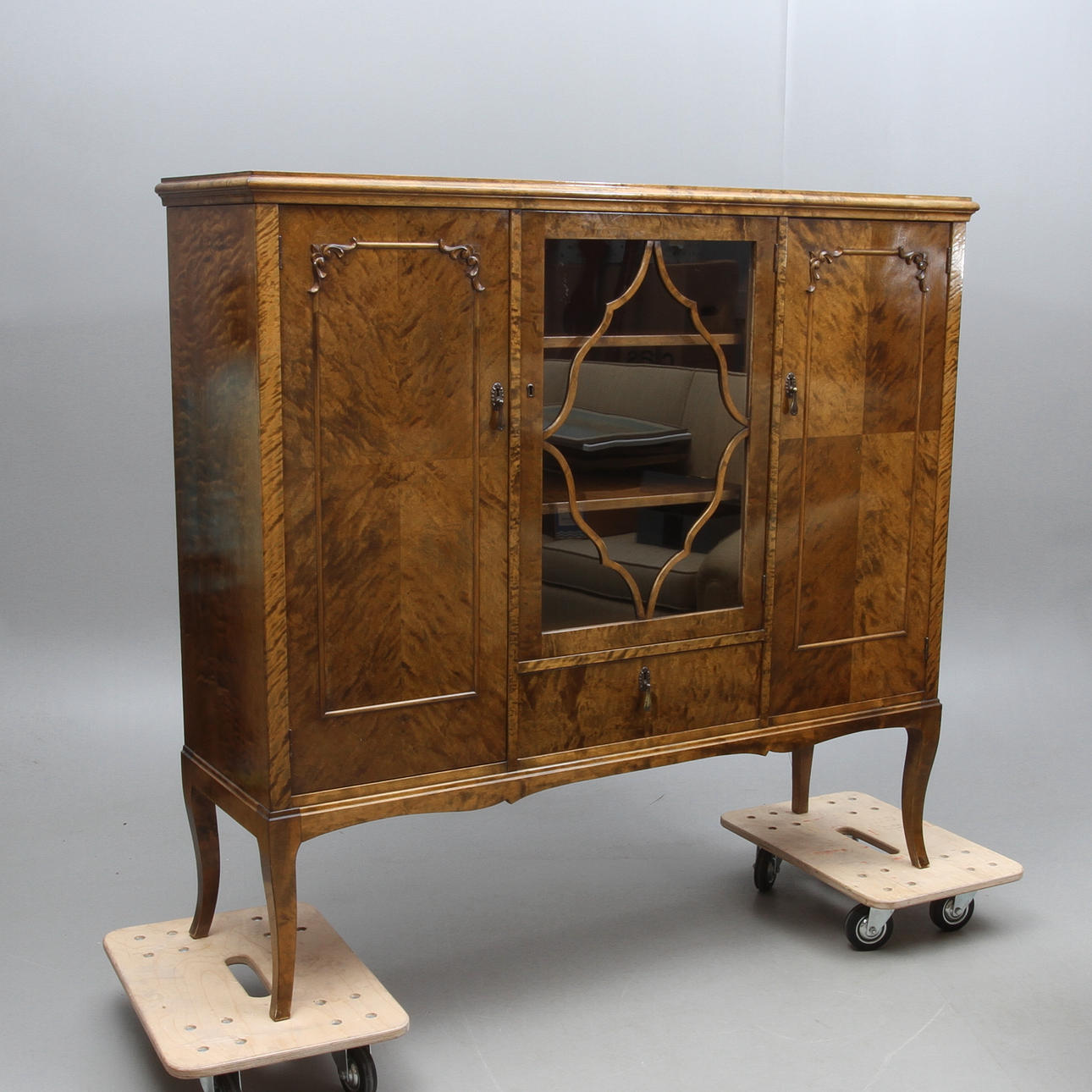 SKÅP med vitrindel, 1900-tal.