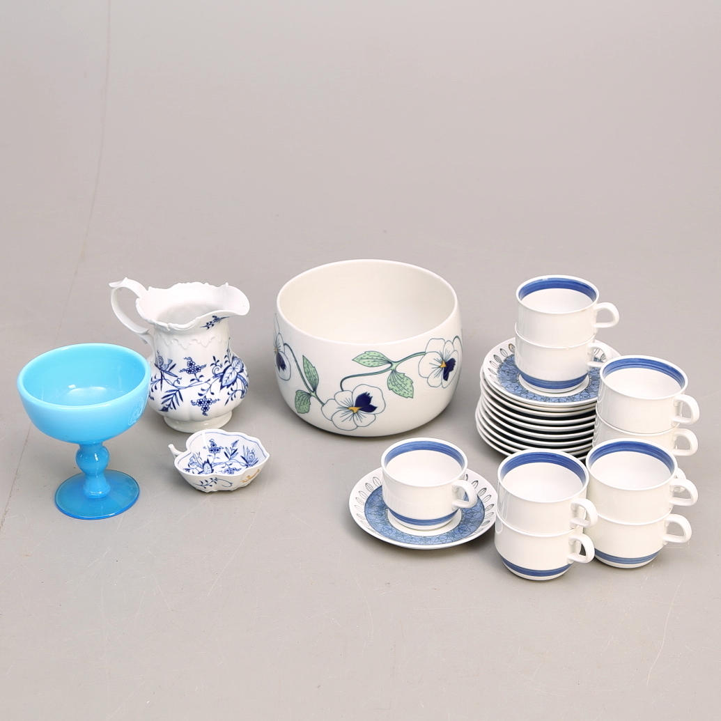 KAFFESERVIS, Rörstrand + SKÅL, Sylvia Leuchovius + SKÅL PÅ FOT, Erik Höglund + KANNA och SKÅL, Meissen.