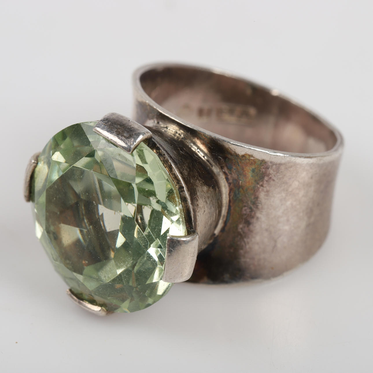 RING, Silber mit facettiertem grünem Amethyst, WBJ, 1967.