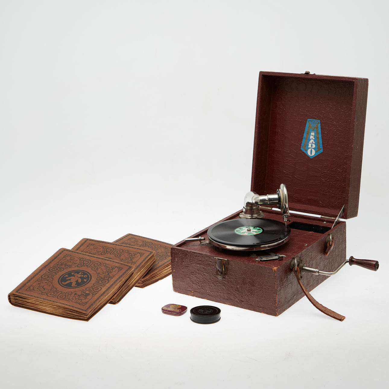Mikado, portable gramophone with shellac records, Germany (4).