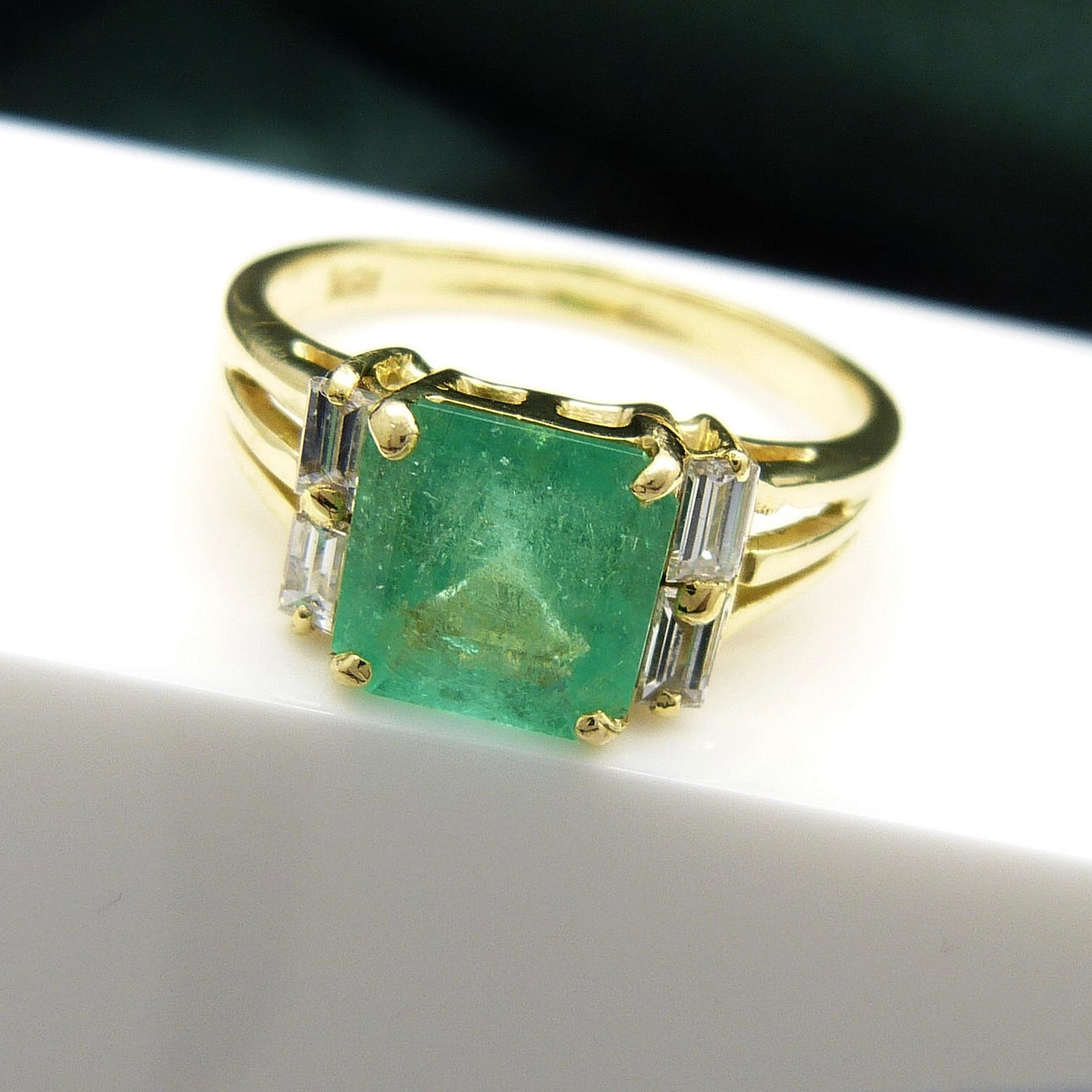 1.73CT EMERALD & DIAMOND ring.