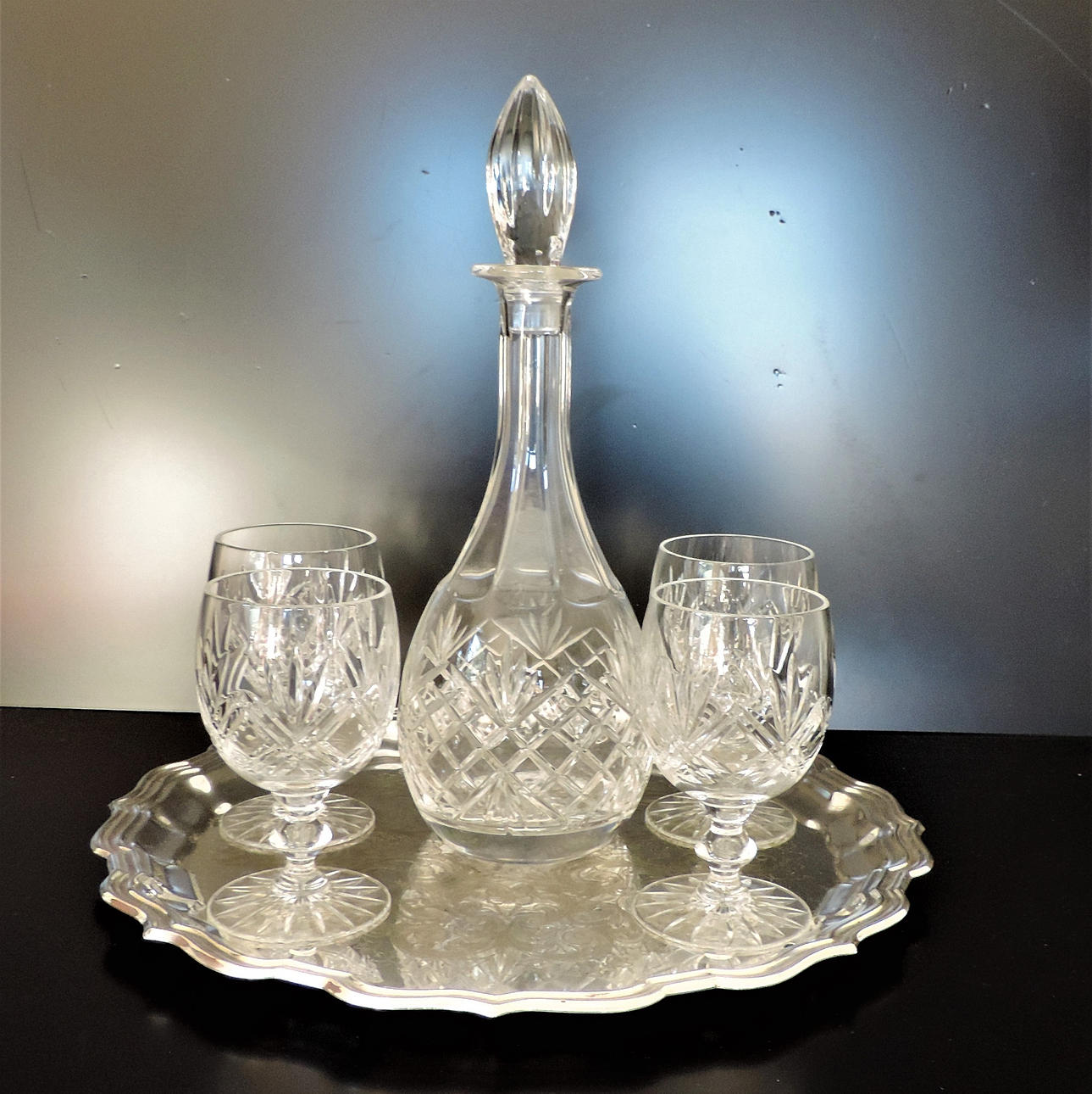 CRYSTAL DECANTER & WINE GOBLETS ON SILVER PLATE SERVING TRAY.