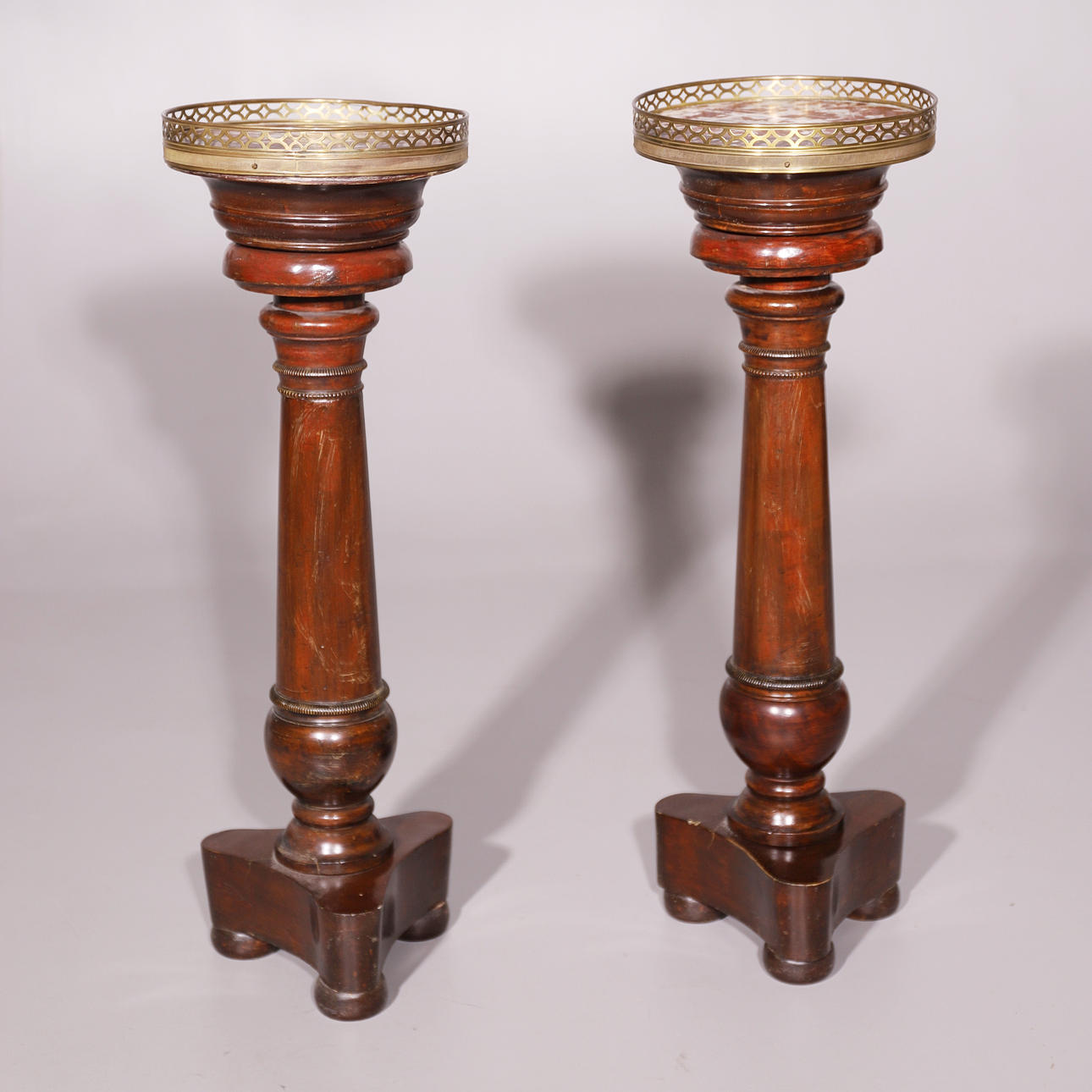 PAREJA DE PEANAS EN MADERA ABALAUSTRADA.