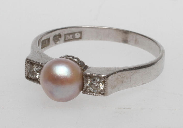 VITGULDSRING MED PÄRLA OCH DIAMANTER, 18k guld, vikt ca 3,3 gr.