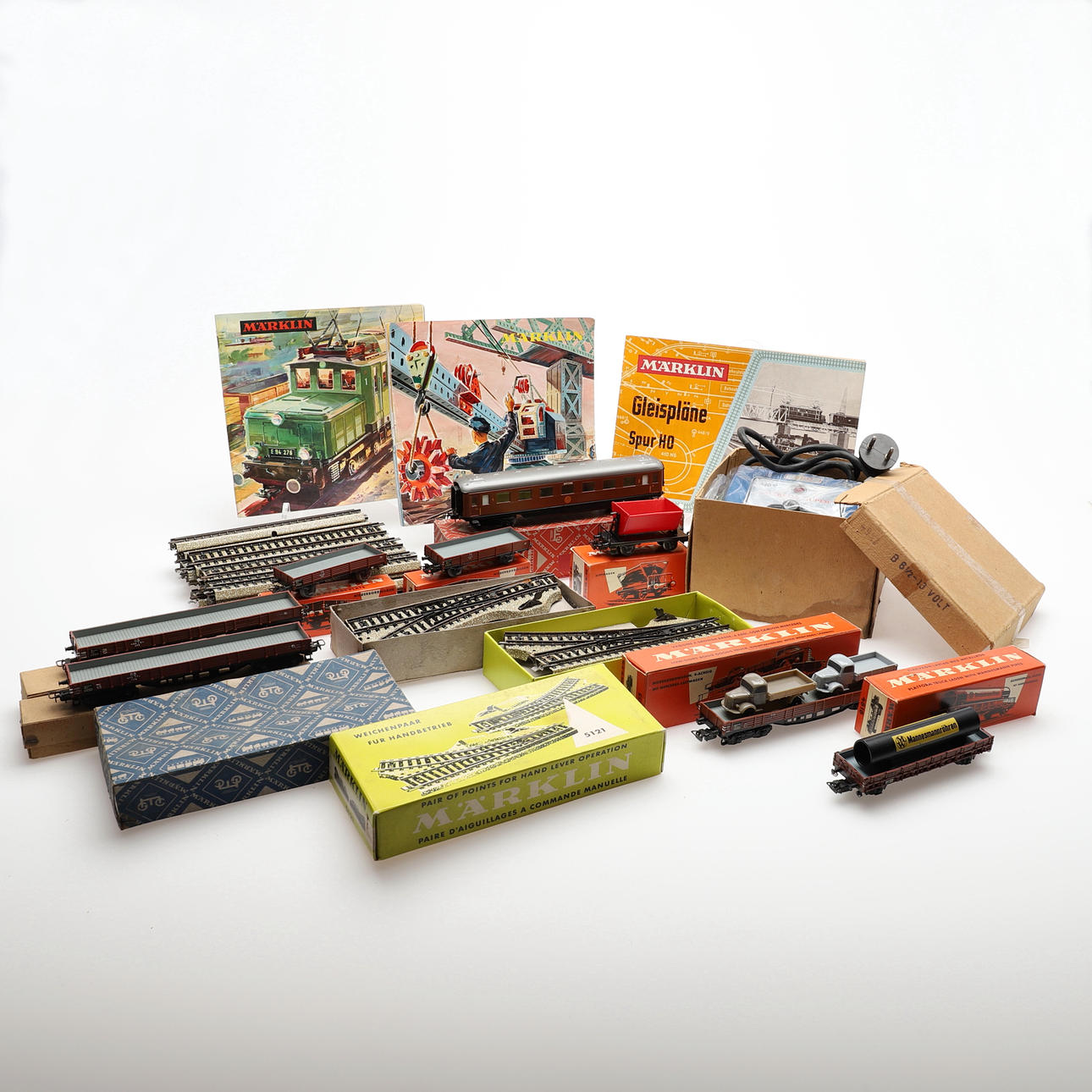 MARKLIN, WAGONS, RAILS AND TRANSFORMER, HO.