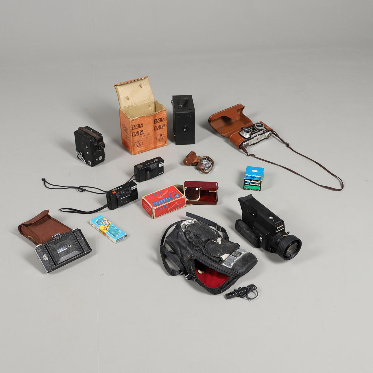 ÅTTA OLIKA KAMEROR OCH TILLBEHÖR.