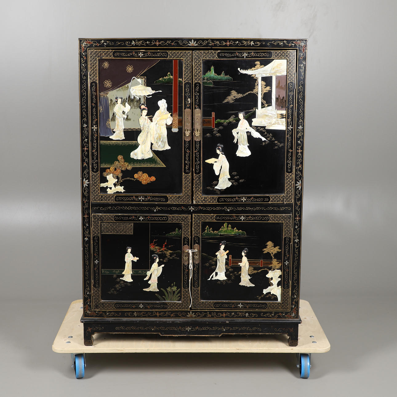 UN ARMARIO LACADO CHINO/COREANO.