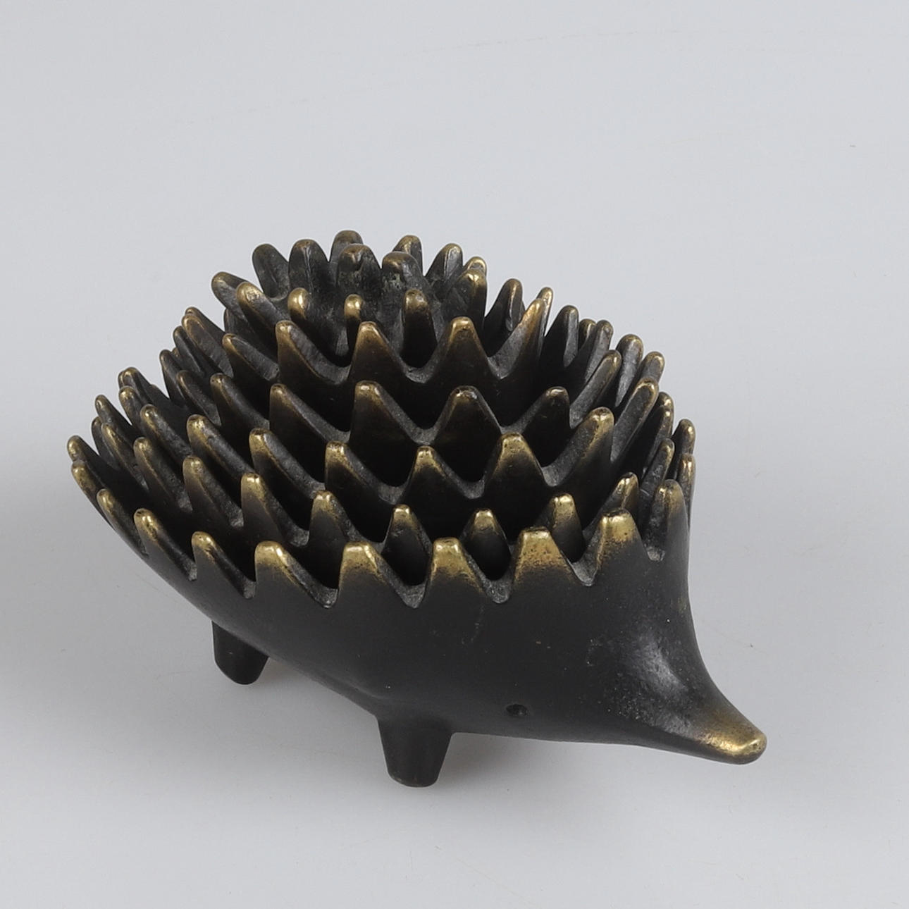 ASCHENBECHER, Igel in Bronze, nach Walter Bosse.