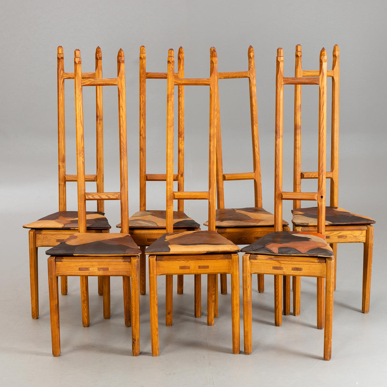 WERKMÖBEL. 7 stolar med hög rygg.