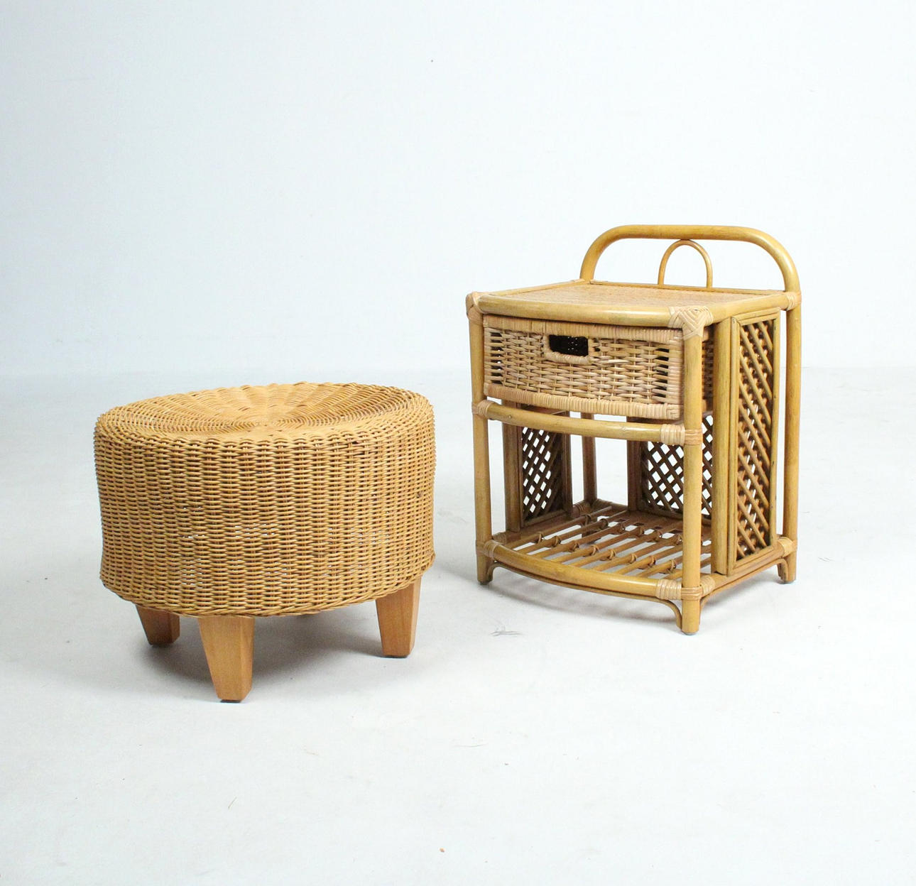 Nachttisch und Hocker aus Korbgeflecht.