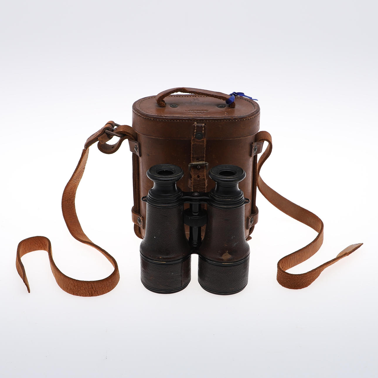 A SET OF WW1 BINOCULARS.