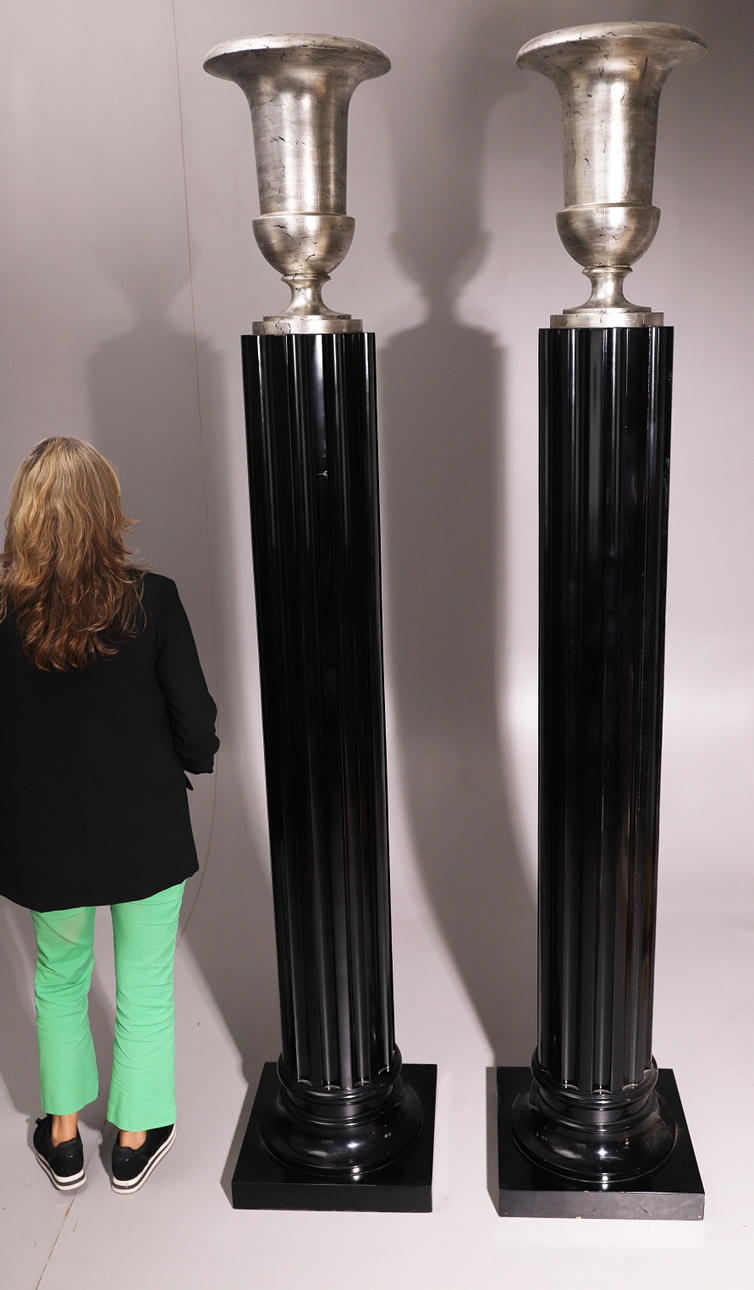 PAR KOLUMNER MED TRÄ KVITTO KOPPAR.