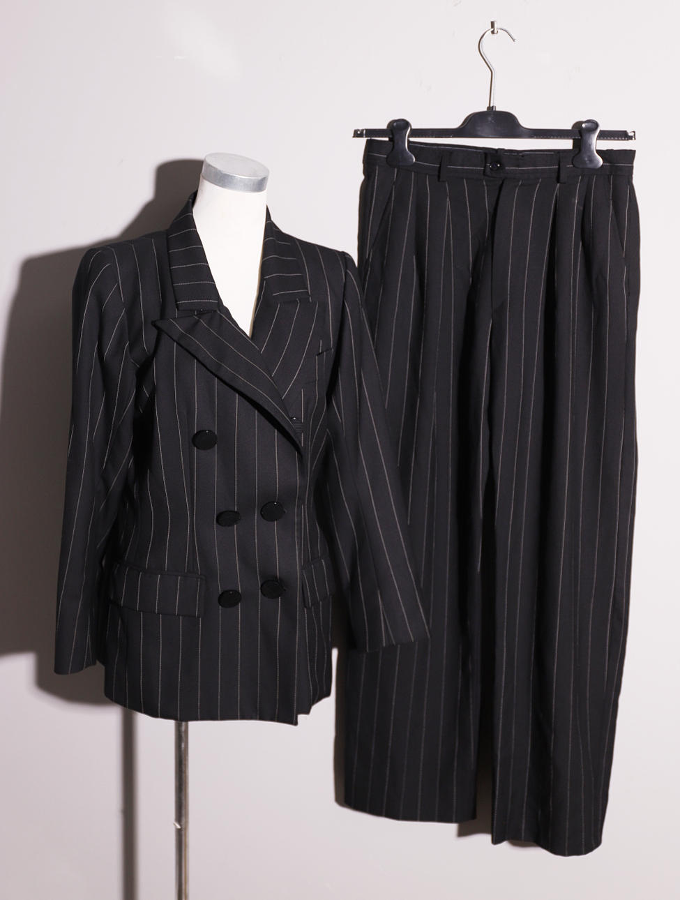 YVES SAINT LAURENT. JAKKE STØRRELSE 40.