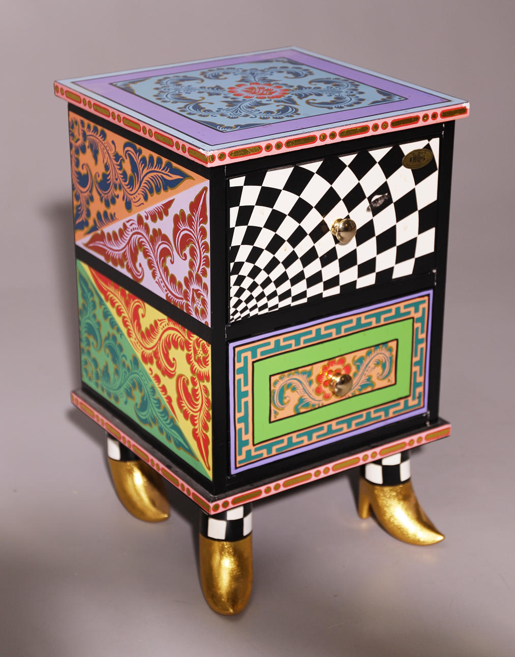 TOM'S DRAG. MESA AUXILIAR. MADERA POLICROMADA.