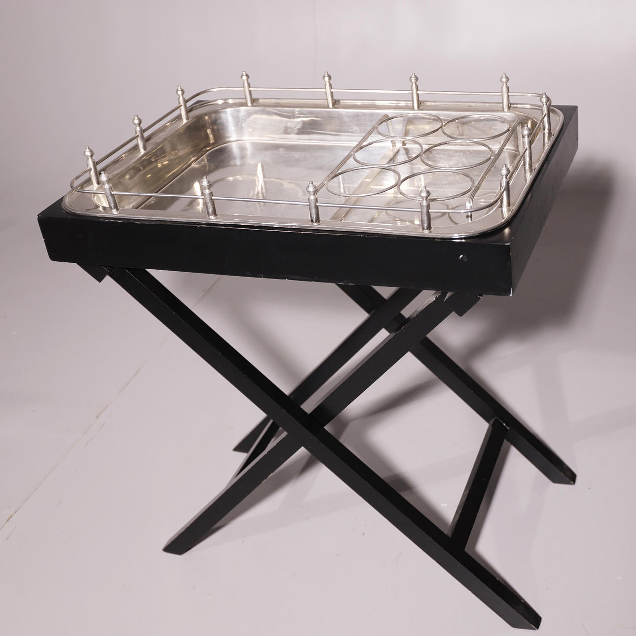 BARBORD MED STORT AVTAGBART BRICKA.