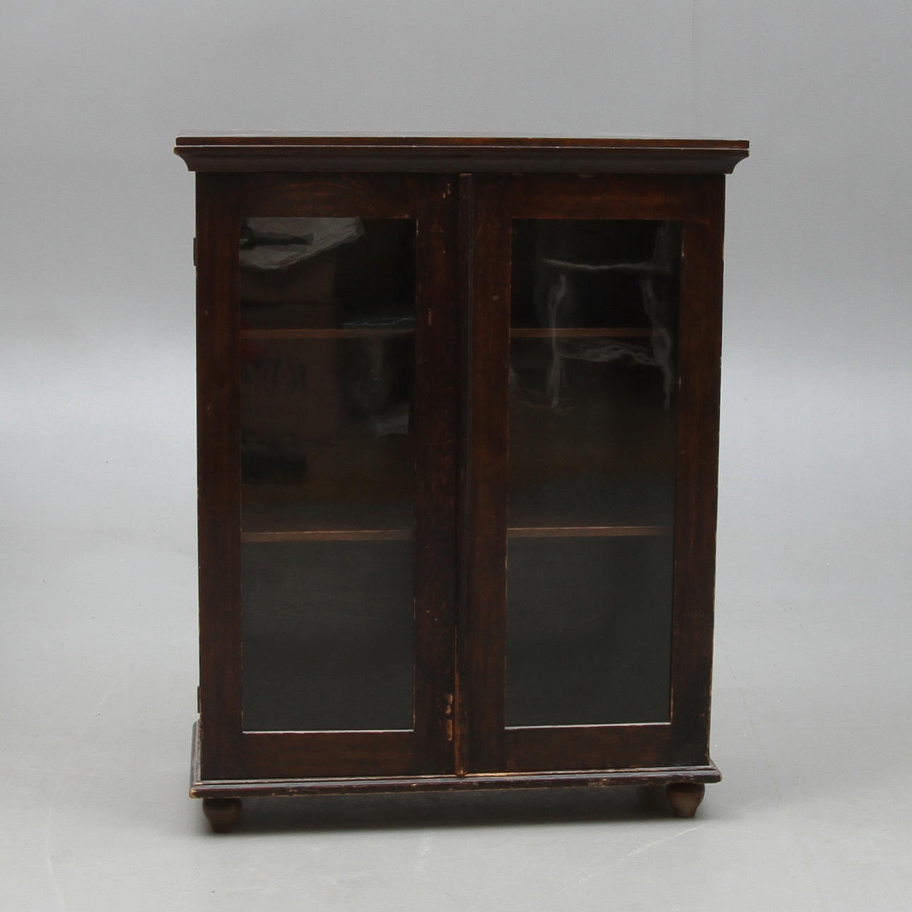 SKÅP med glasdörrar, tidigt 1900-tal.