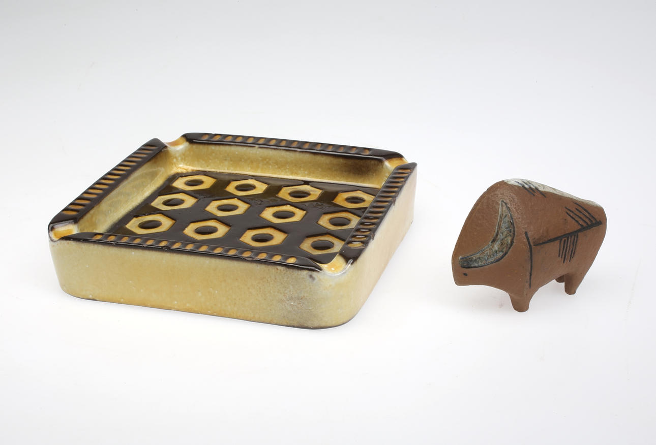 FIGURIN samt ASKFAT, keramik.