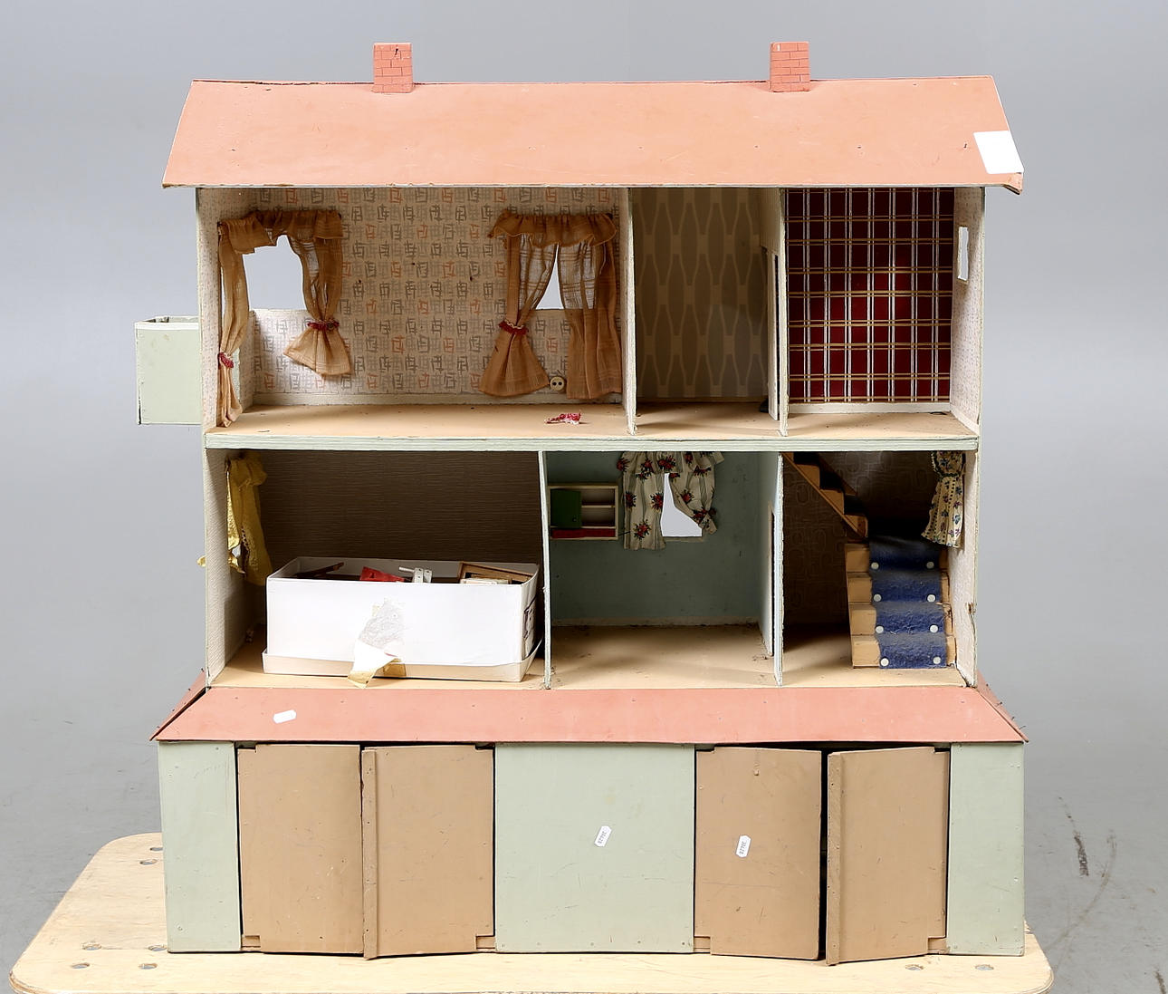 DOCKSKÅP med möbler med mera, 1900-tal.