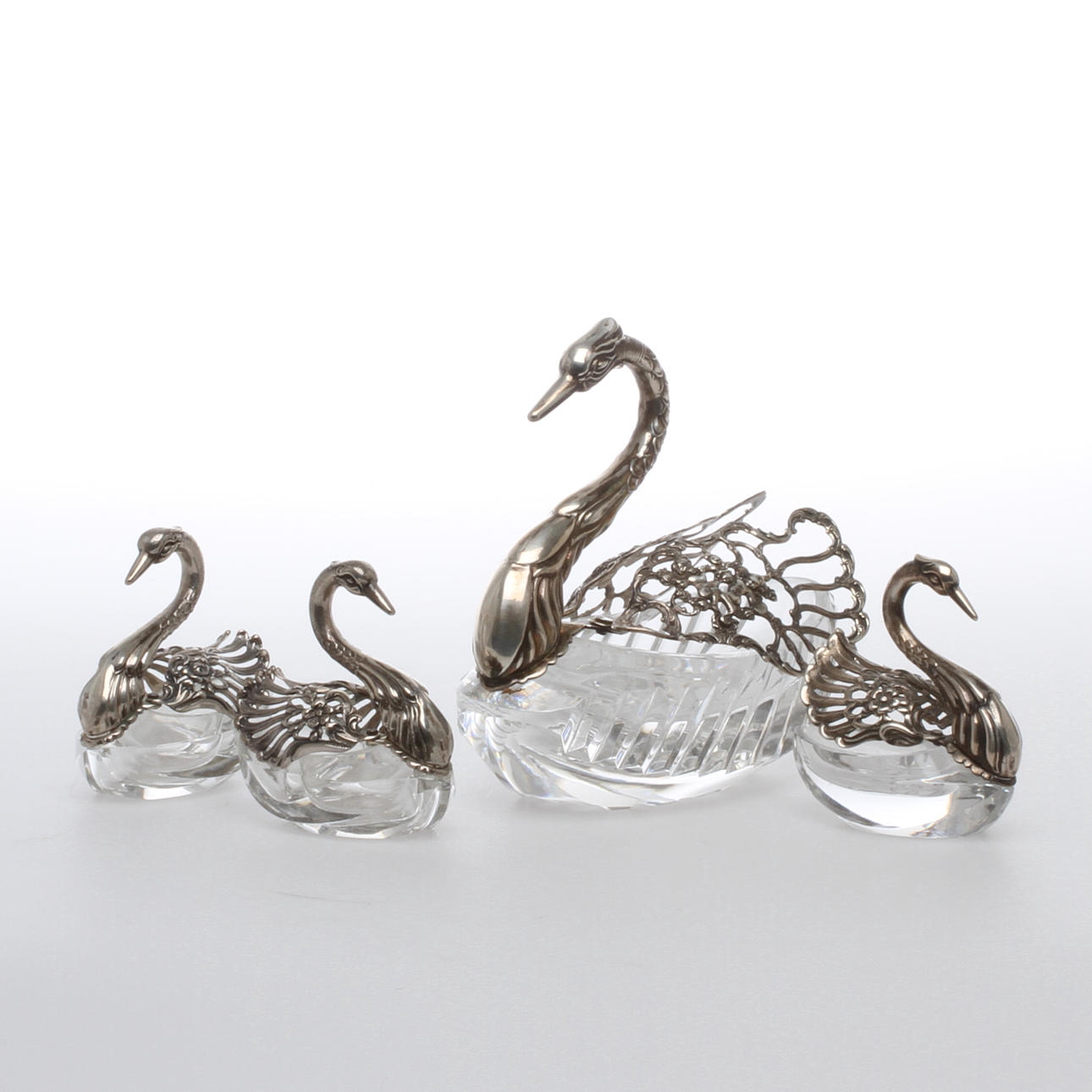 SKÅLAR i form av svanar, 4 st, silver samt glas, 1900-tal.