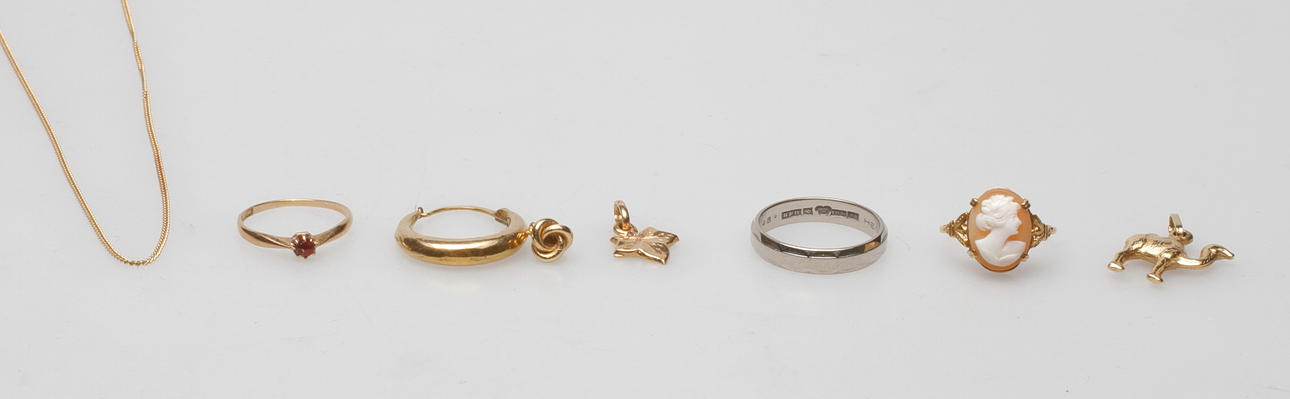 GULDSMYCKEN, 18k guld, vikt ca 12,4 gram.