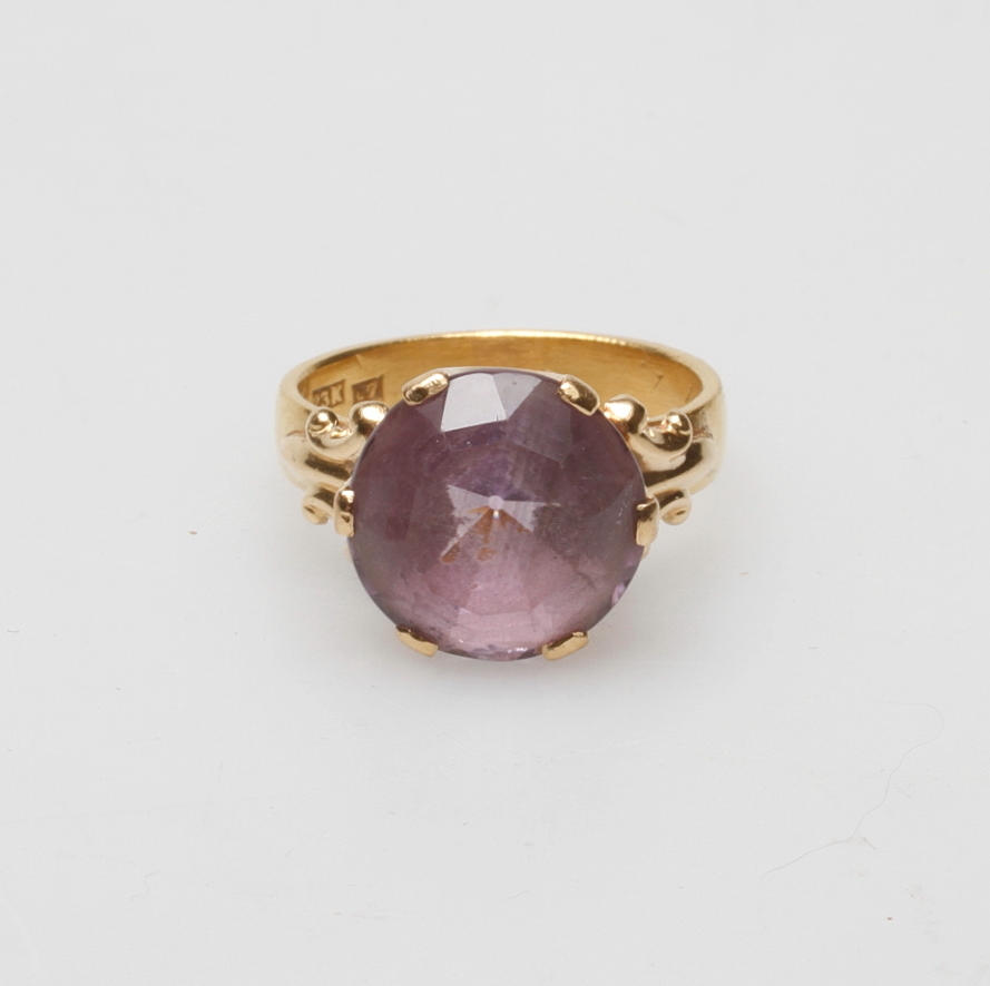 RING, 18/23k guld med lila sten, vikt ca 8,7 gram.